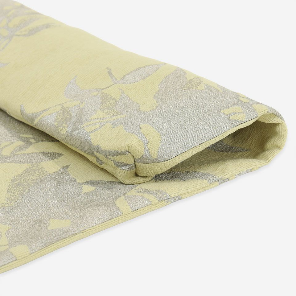 柔らかい手触りのモール糸を使用し、シルキーな糸使いのモチーフが光によって美しい輝きを放ちます