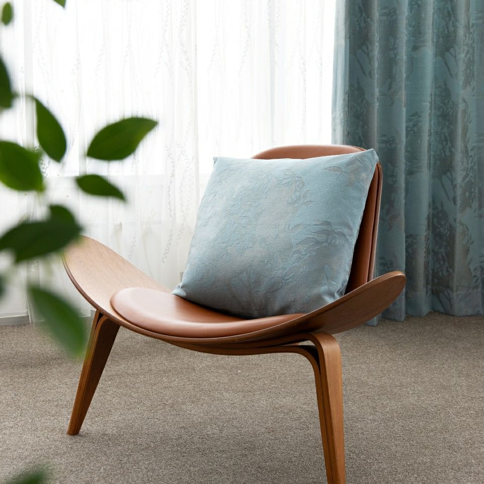 ライトブルー色は、空や流れる水のような爽やかな安らぎをもたらし、静かな落ち着きのある空間を演出します