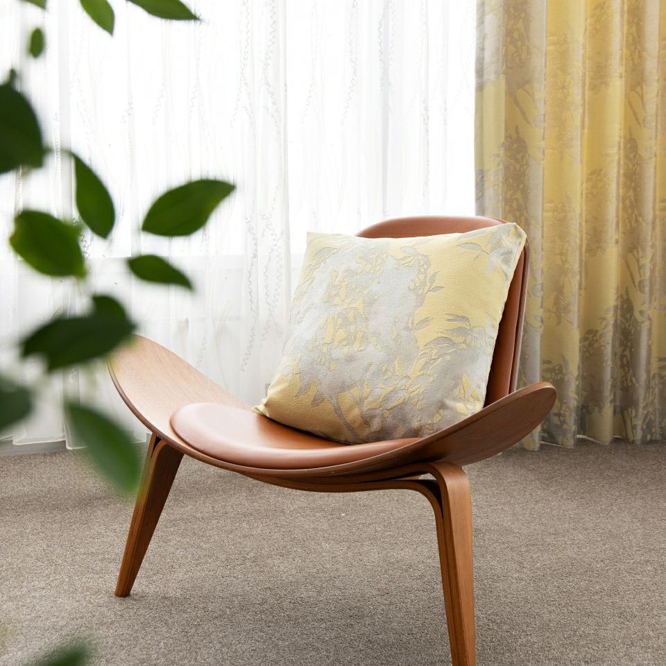 イエロー色は、はちみつのような温かみを与え、空間に明るさのアクセントを加えます