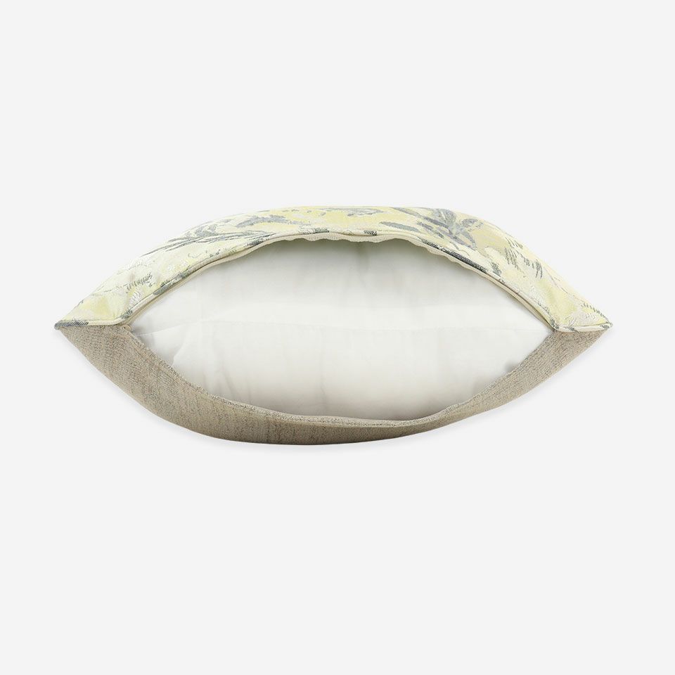 生地の色目に合わせたファスナー色を使用し、ファスナー部分に生地を片側から被せています