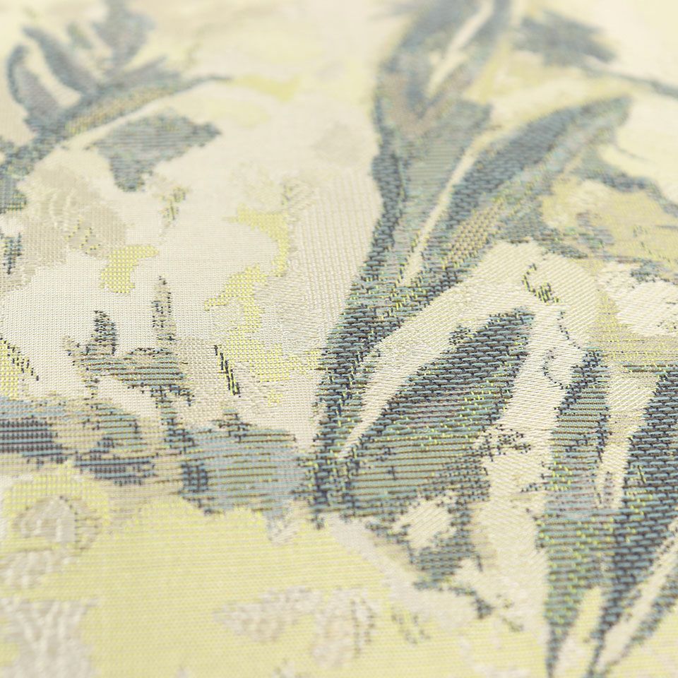 光によって風通織で緻密に織り上げられたミモザの花の粒々と、ふわっとしたふくらみが一層輝き、空間に気品と華やかさをもたらします