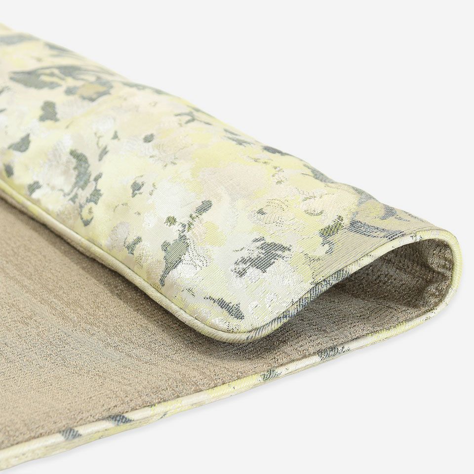 アイボリー色のミモザデザインのクッションは上品で柔らかい輝きを放ちます