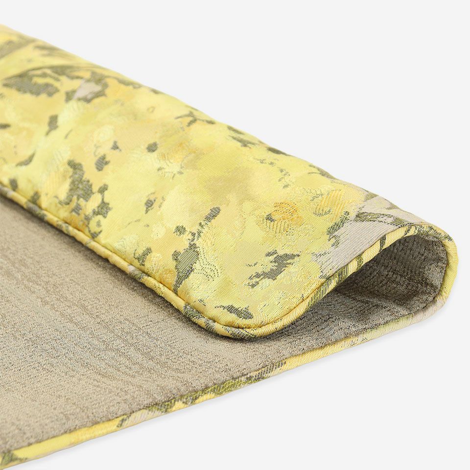 イエロー色のクッションは光そそぐなかで鮮やかに咲きこぼれるミモザのデザインが希望感あふれます