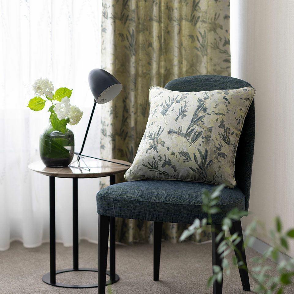 アイボリー色は、気品のある華やかさで空間を演出し、上品な雰囲気を醸し出します