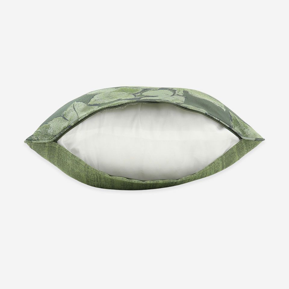 生地の色目に合わせたファスナー色を使用し、ファスナー部分に生地を片側から被せています