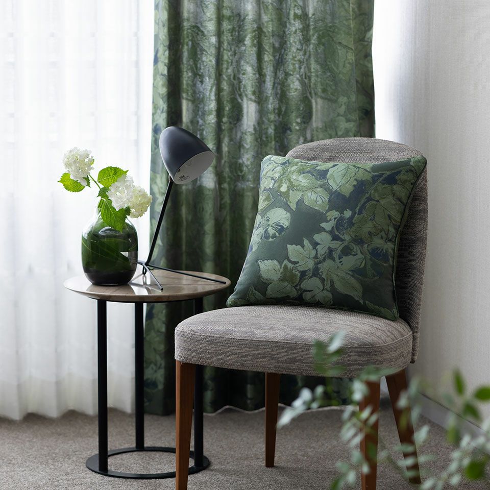 植物の瑞々しさを感じさせてくれるグリーンが美しいクッションです