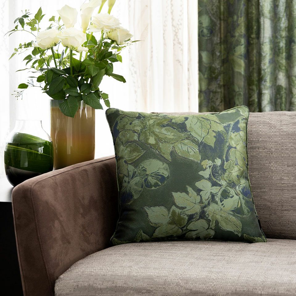 葡萄は実りと繁栄の象徴とされ縁起の良いモチーフで贈り物にもお勧めの一品です