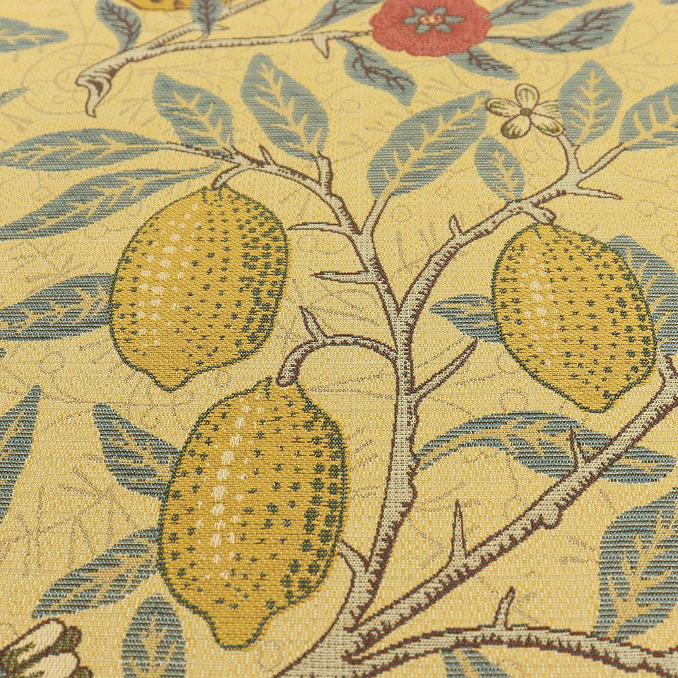 1864年にモリスが壁紙として描いたフルーツの柄は当時、版木を用いたハンドプリントで、そのやわらかく味わいのあるタッチを織物で表現しています