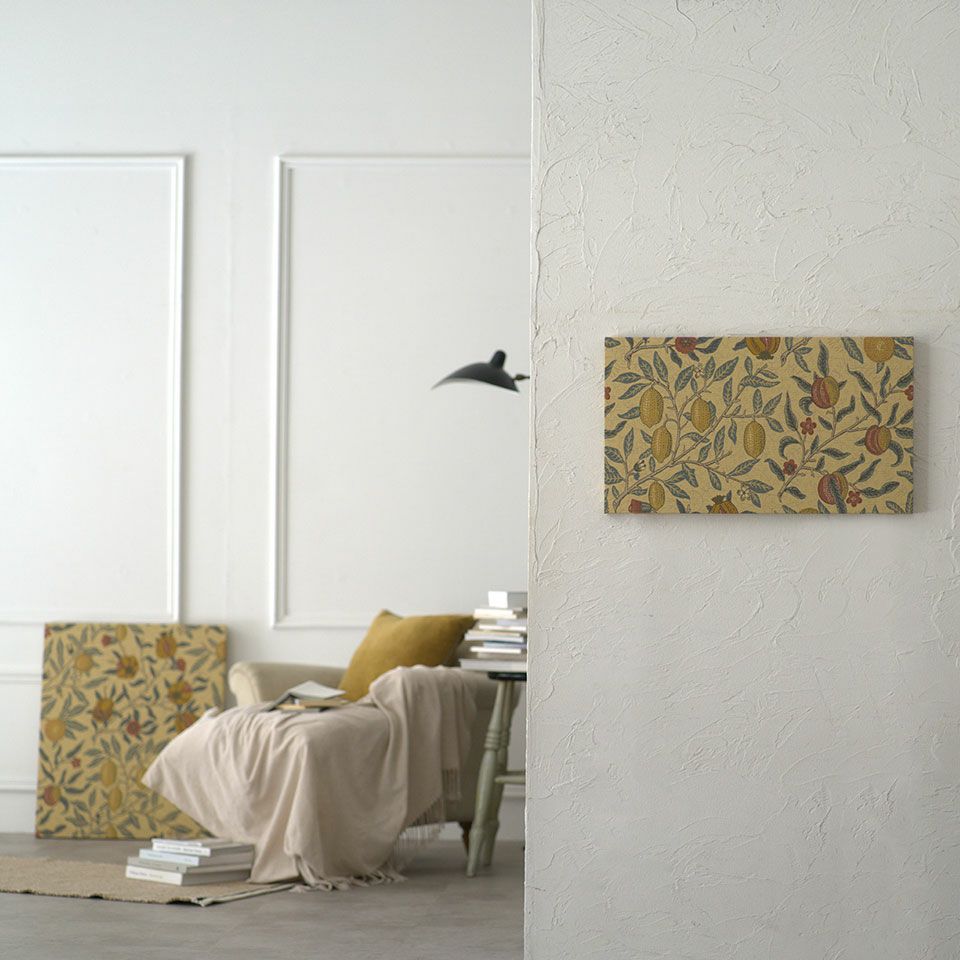 使用イメージ／壁掛け：約40cm×70cm 、立て掛け：約70cm×60cm