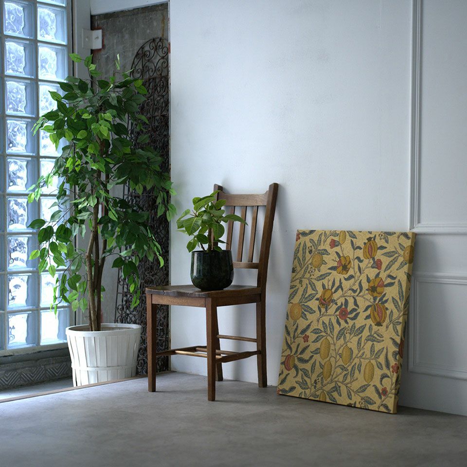 植物モチーフのため、インドアグリーンとの相性も抜群です