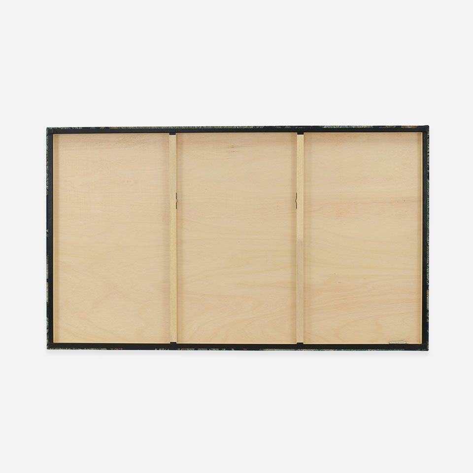 裏面画像／約70cm×120cm／吊り金具は、パネル内側の梁の両端に固定されています