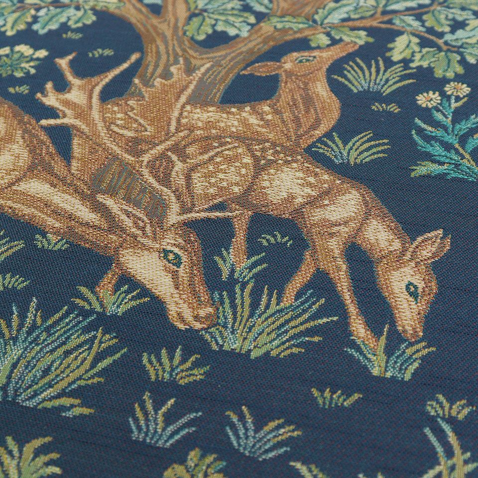 鹿や木々を多くの織組織で、色やテクスチャーに変化を持たせて、様々な表情を作っています