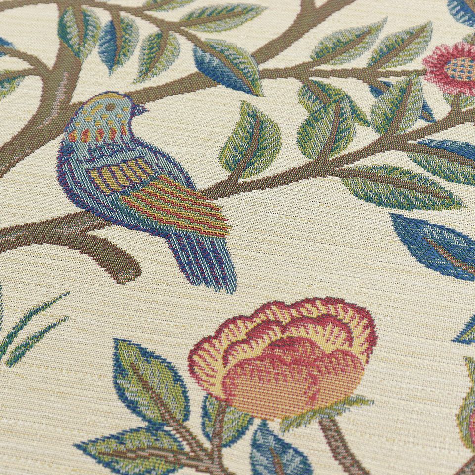 木の葉っぱや草、鳥の羽など同じ色調の中でも柄が引き立つよう、ゴブラン織りの手法を参考に立体感を出しています