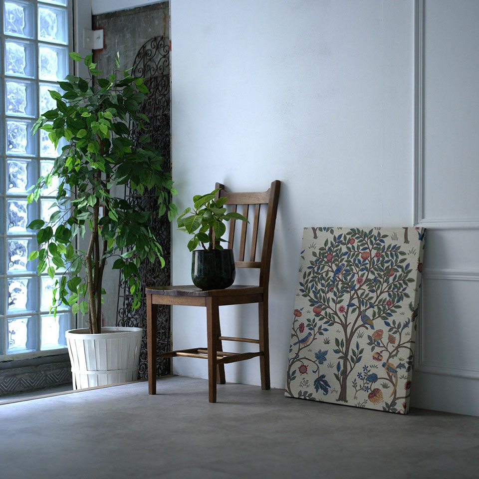 植物モチーフのため、インドアグリーンとの相性も抜群です