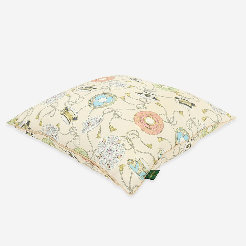 表面と裏面は共生地を使用し柄位置は一点ずつ異なります／生地の色目に合わせたパイピングをつけています