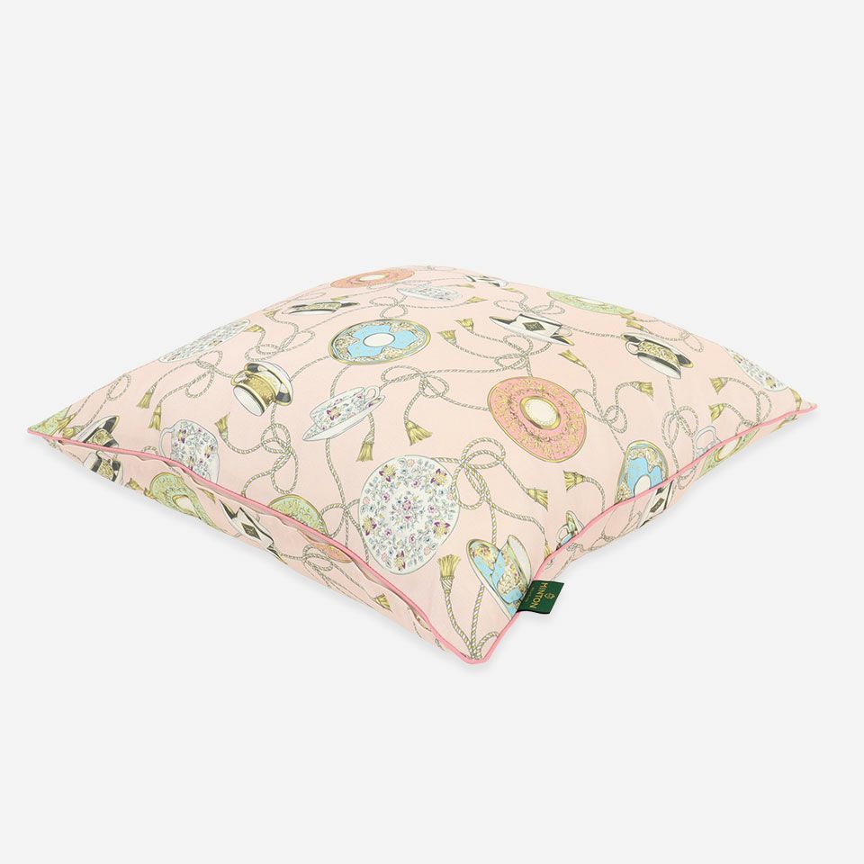 表面と裏面は共生地を使用し柄位置は一点ずつ異なります／生地の色目に合わせたパイピングをつけています