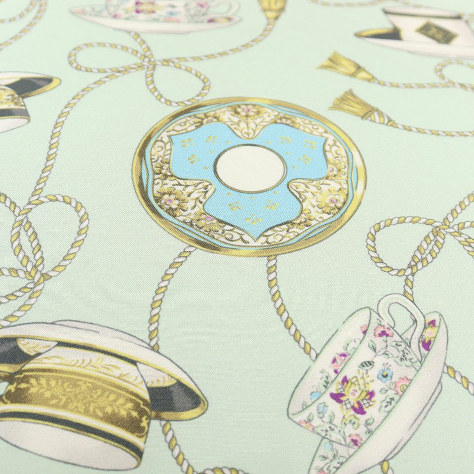 ミントンのティーカップとトレー、リボン状のタッセルが優雅に舞っているデザインです