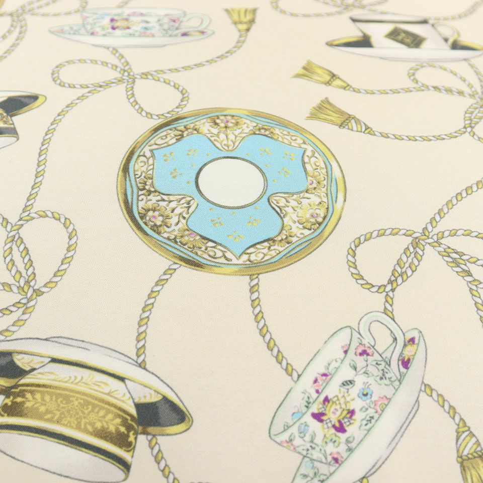 ミントンのティーカップとトレー、リボン状のタッセルが優雅に舞っているデザインです