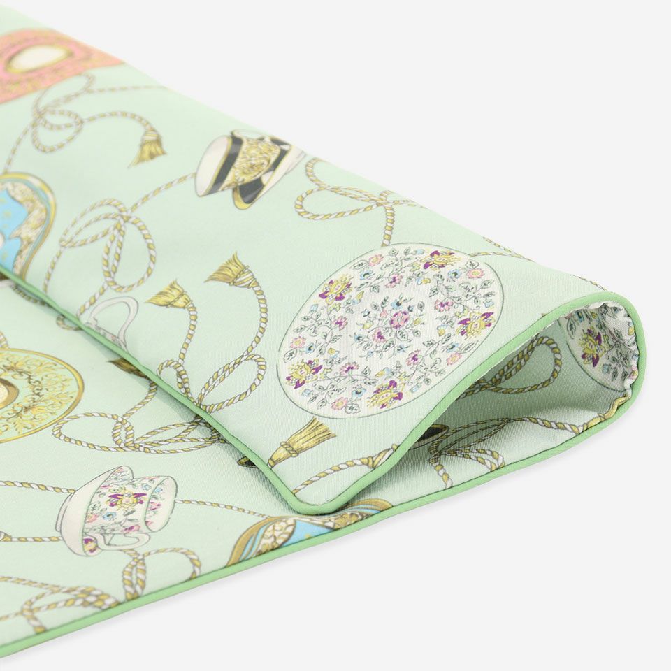 食器の細かなモチーフや色彩は転写プリントによりきれいに再現されています