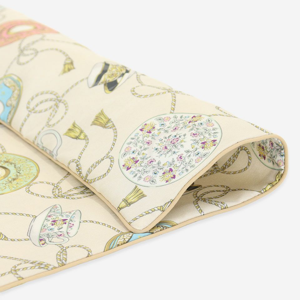 食器の細かなモチーフや色彩は転写プリントによりきれいに再現されています