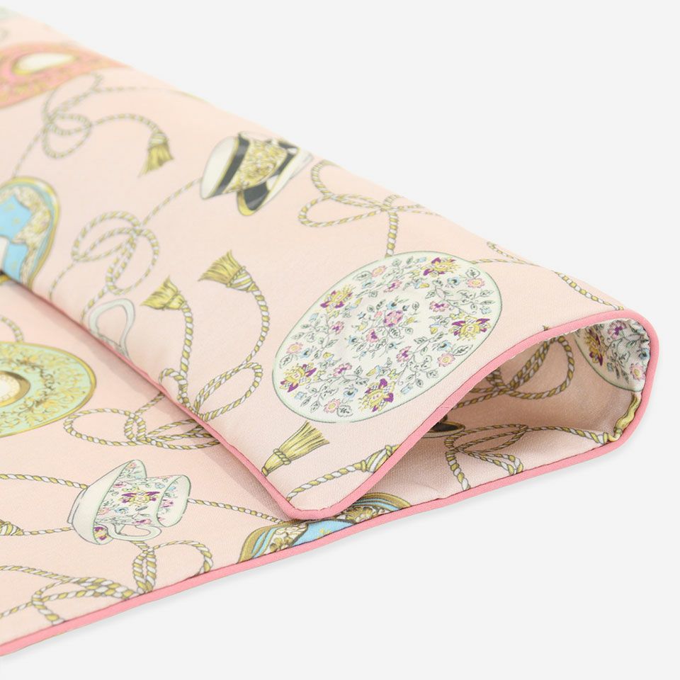 食器の細かなモチーフや色彩は転写プリントによりきれいに再現されています