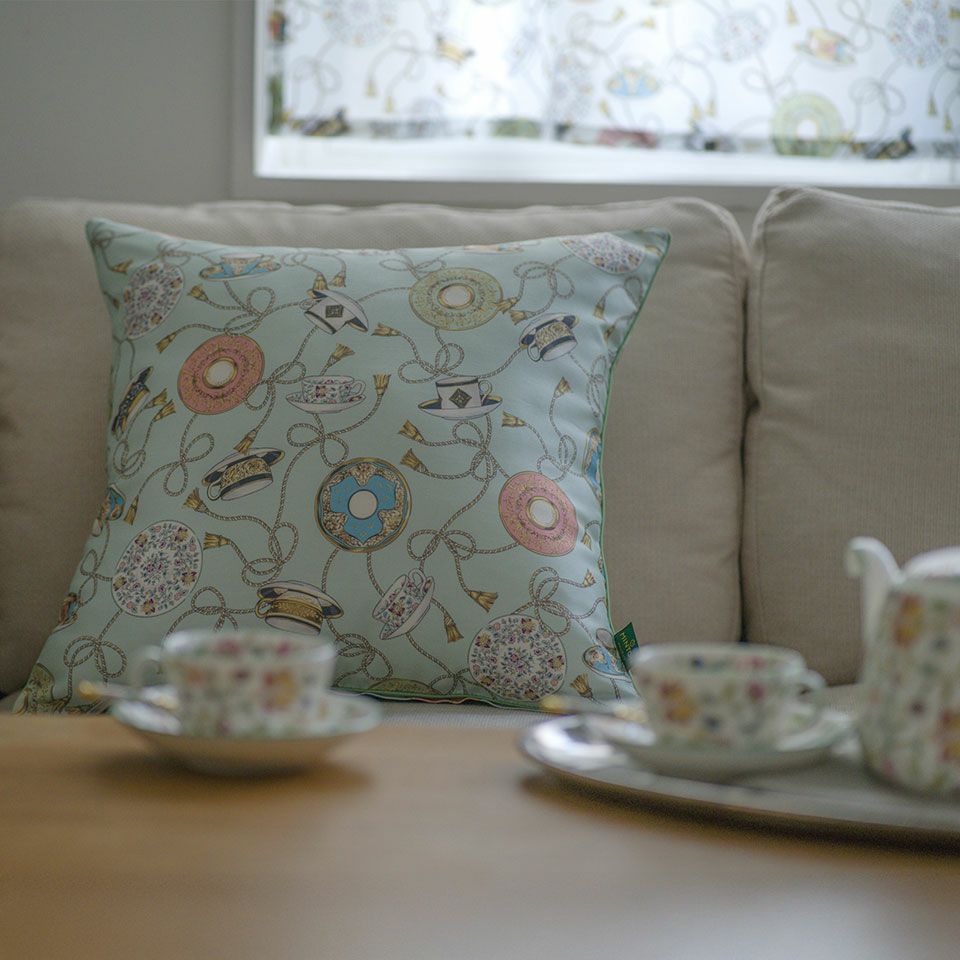 最も一般的なサイズで大きすぎず小さすぎず、小さめのソファーやベッドにも取り入れやすく扱いやすいサイズ感です