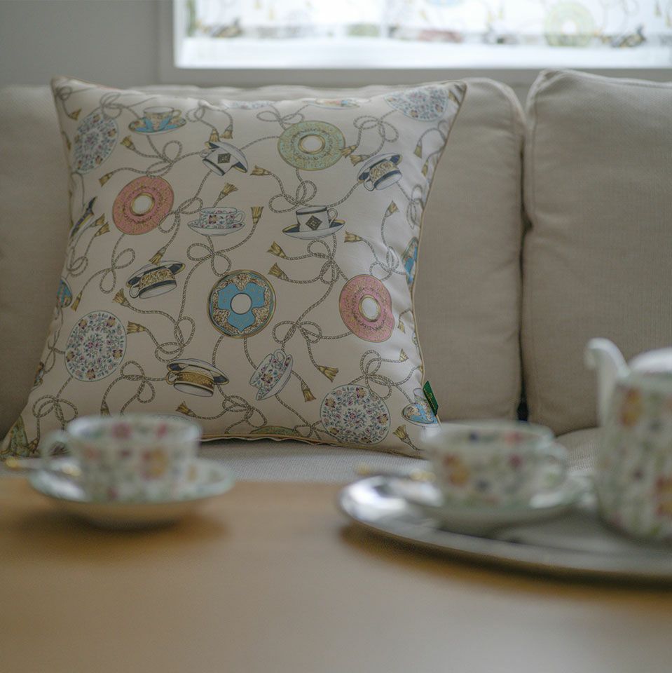 最も一般的なサイズで大きすぎず小さすぎず、小さめのソファーやベッドにも取り入れやすく扱いやすいサイズ感です