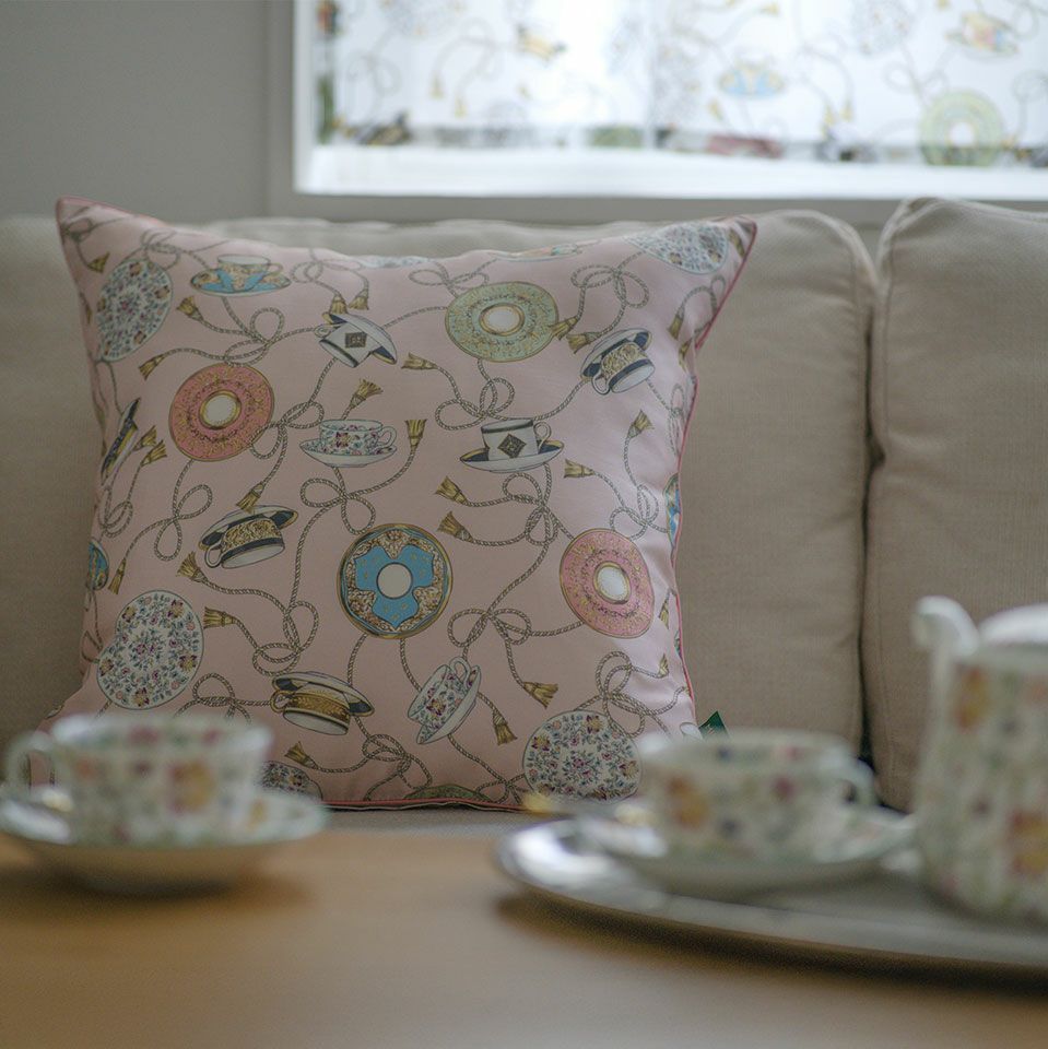 最も一般的なサイズで大きすぎず小さすぎず、小さめのソファーやベッドにも取り入れやすく扱いやすいサイズ感です