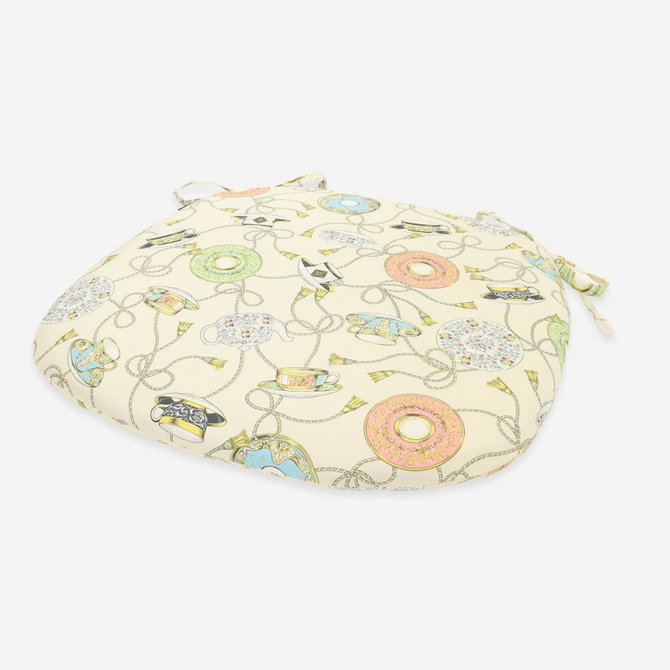 表面／カラー：アイボリー／45cm×43cm／カップ＆タッセルのデザインがプリントされたダイニングシートクッションです