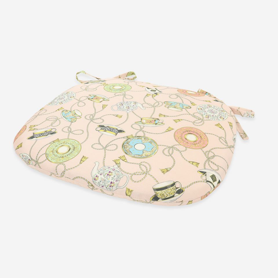 表面／カラー：ピンク／45cm×43cm／カップ＆タッセルのデザインがプリントされたダイニングシートクッションです