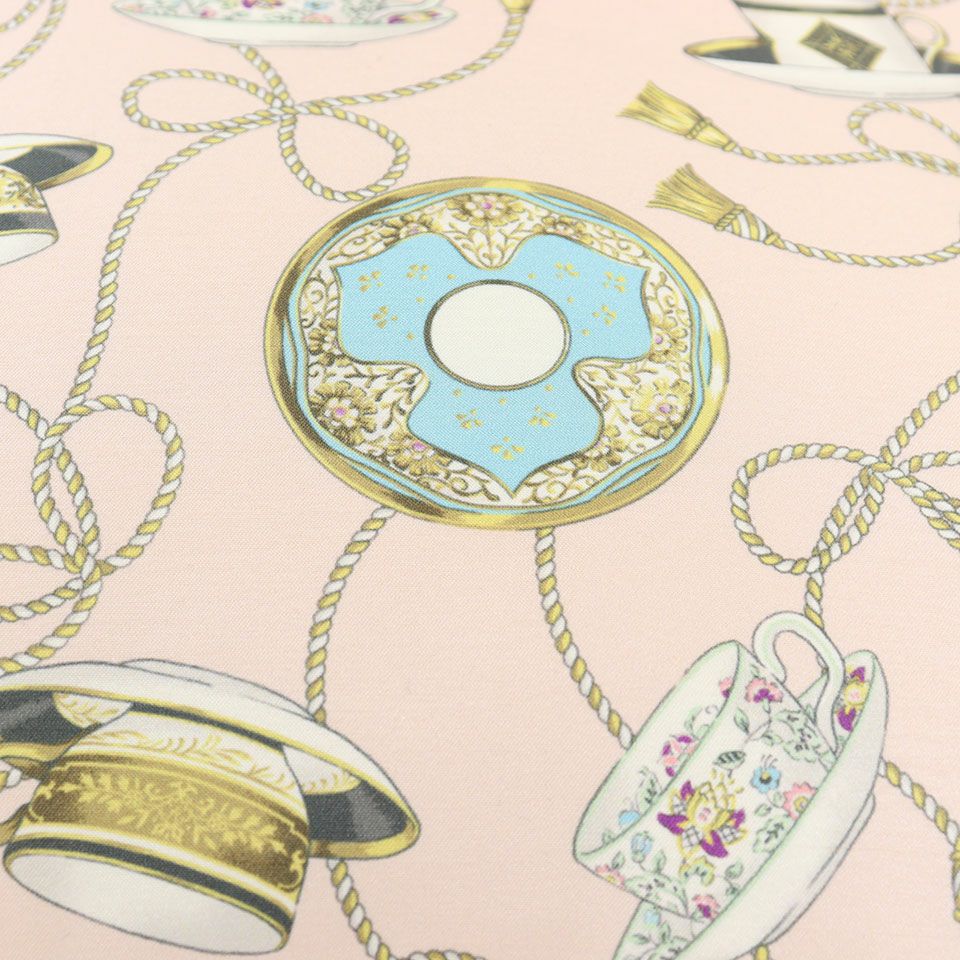 ミントンのティーカップとトレー、リボン状のタッセルが優雅に舞っているデザインです