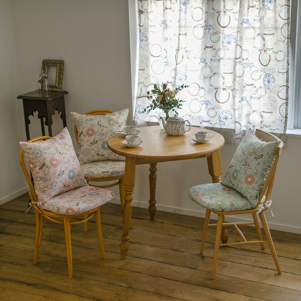 インテリアに合わせやすいカラーリングとエレガントなデザインでインテリアのコーディネートが広がります