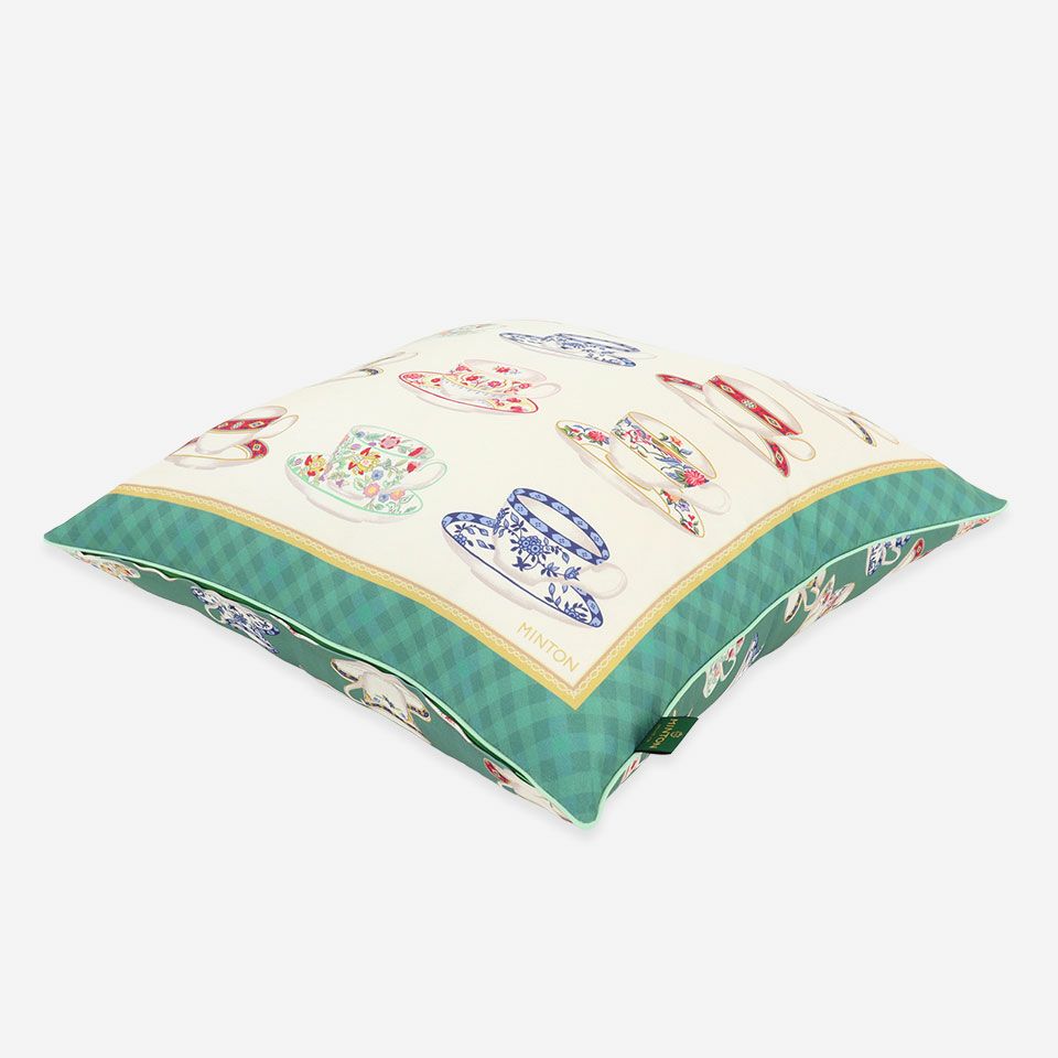 表面と裏面の異なるデザイン、裏面の柄位置は一点ずつ異なります／生地の色目に合わせたパイピングをつけています