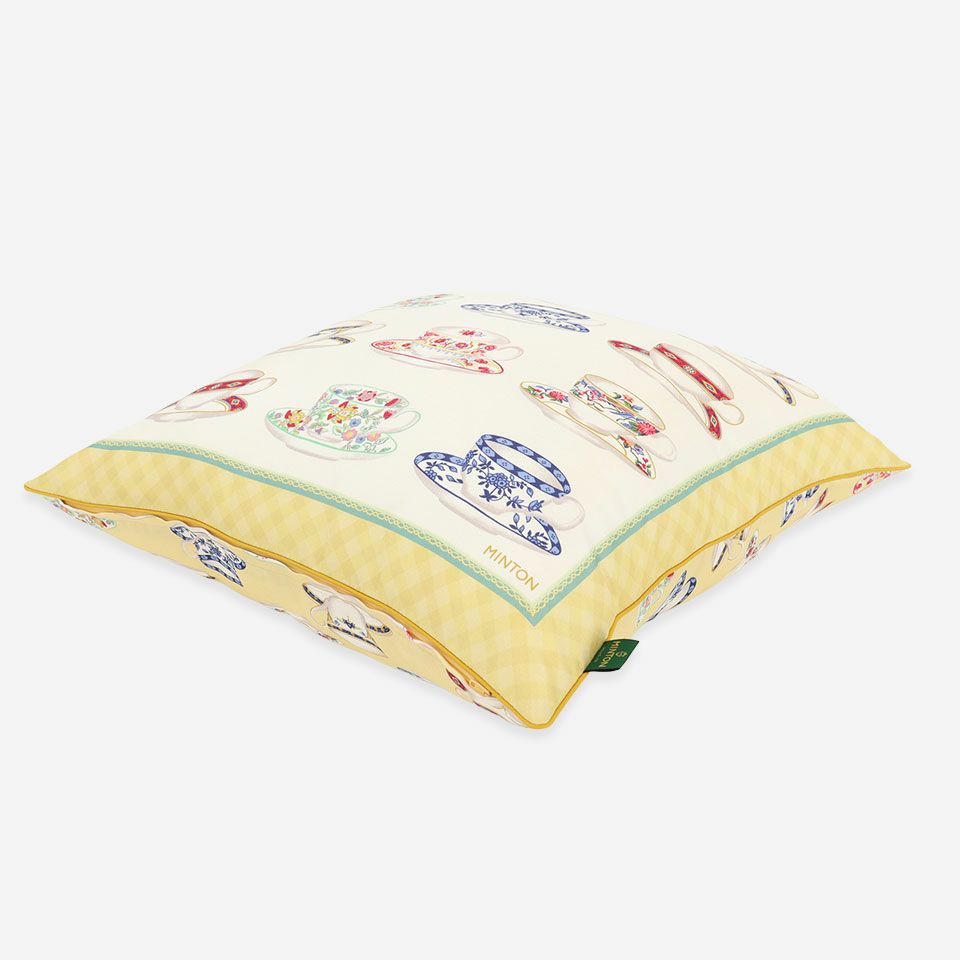 表面と裏面の異なるデザイン、裏面の柄位置は一点ずつ異なります／生地の色目に合わせたパイピングをつけています