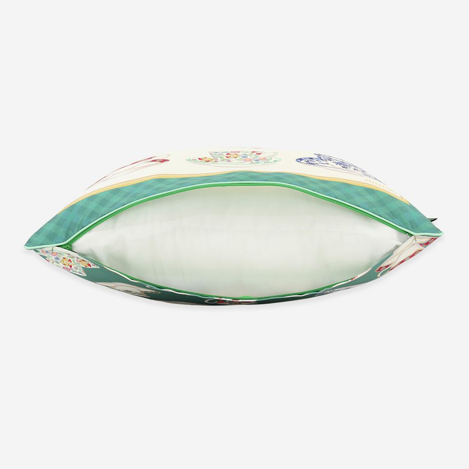 生地の色目に合わせたファスナー色を使用し、ファスナー部分に生地を片側から被せています