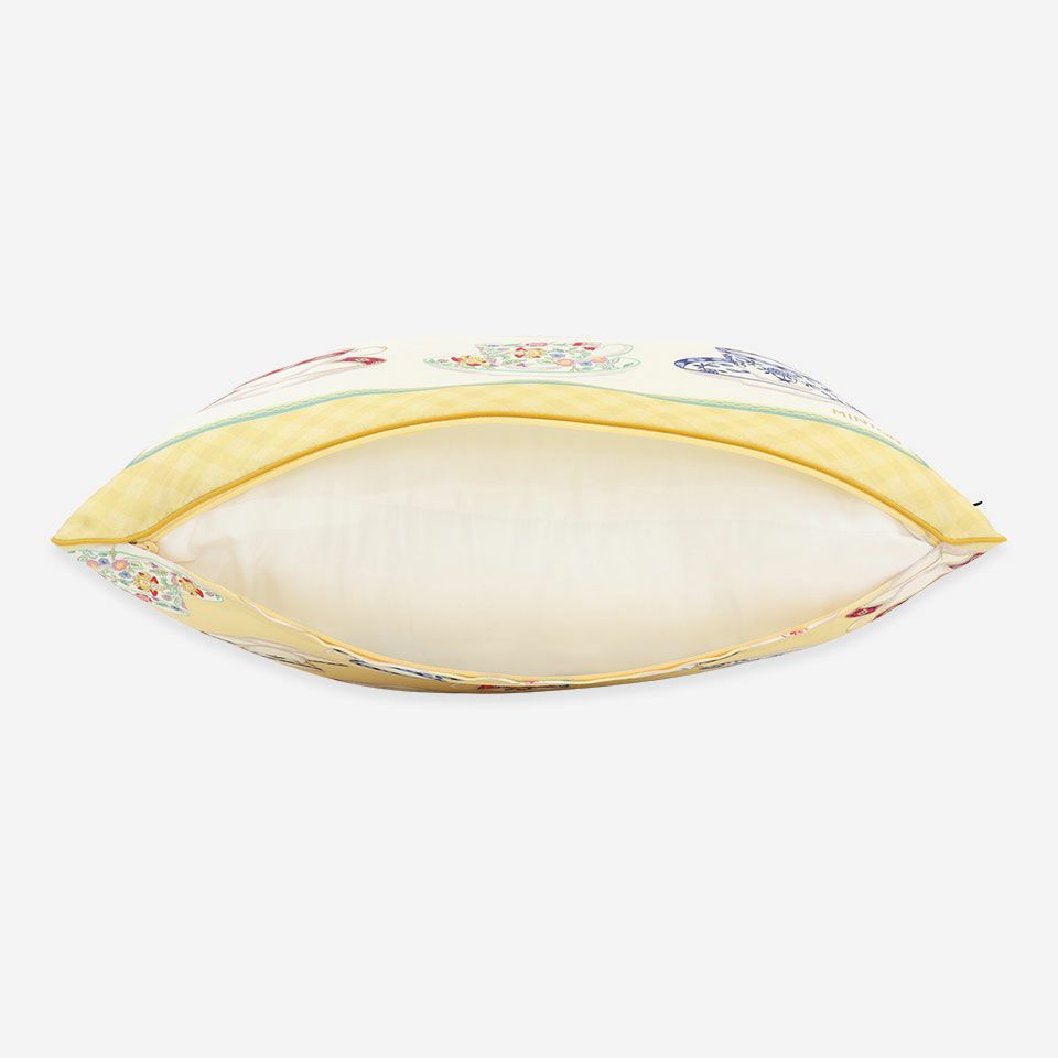 生地の色目に合わせたファスナー色を使用し、ファスナー部分に生地を片側から被せています