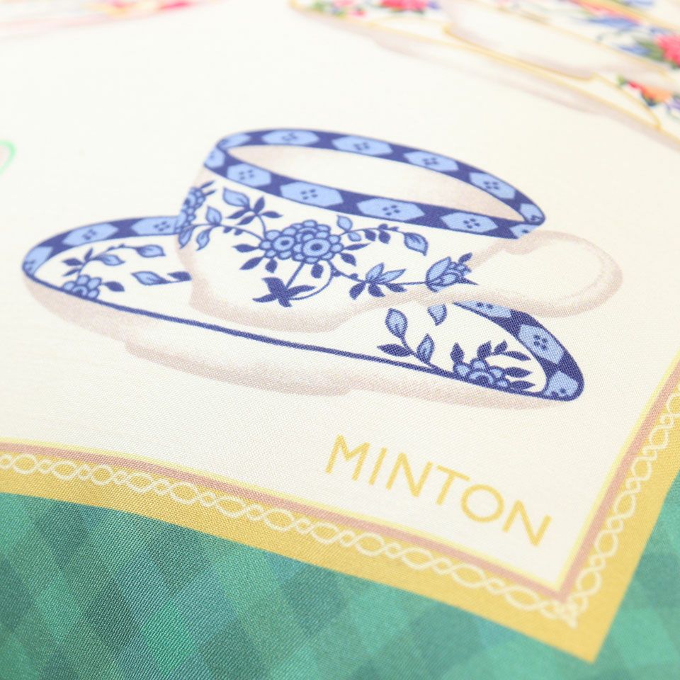 アーカイブの中から抜粋したティーカップのモチーフを転写プリントで再現した生地から作られています