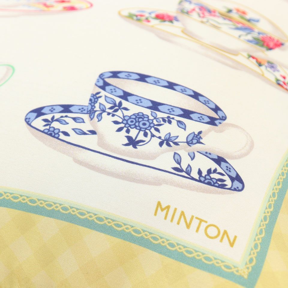 アーカイブの中から抜粋したティーカップのモチーフを転写プリントで再現した生地から作られています