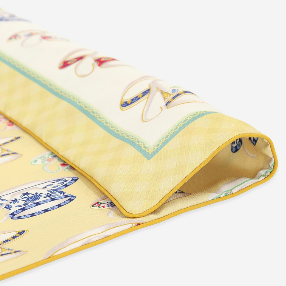 デザインは中央にカップを配し、周囲をチェックのヘムで飾った表面とカップを並べた総柄の裏面で構成されています