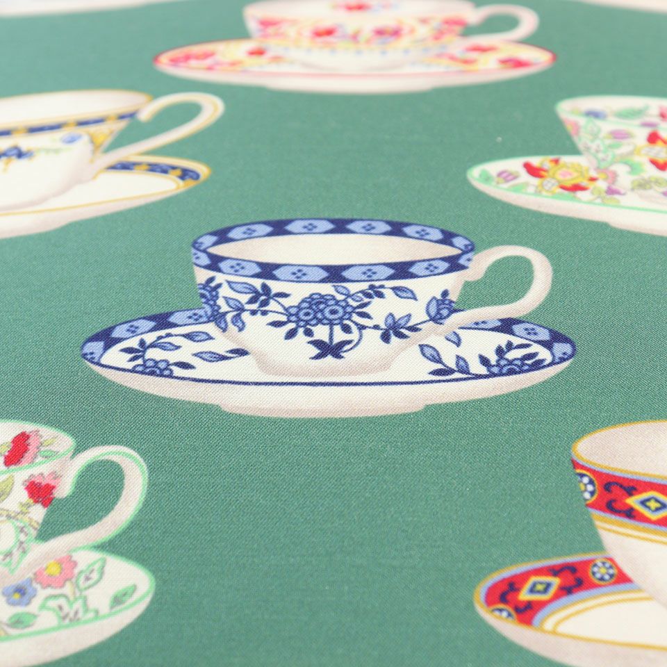 デザインは背当クッションカバー裏面に使用されているカップの総柄で、背当クッションカバーと合わせるとお部屋に統一感が生まれます