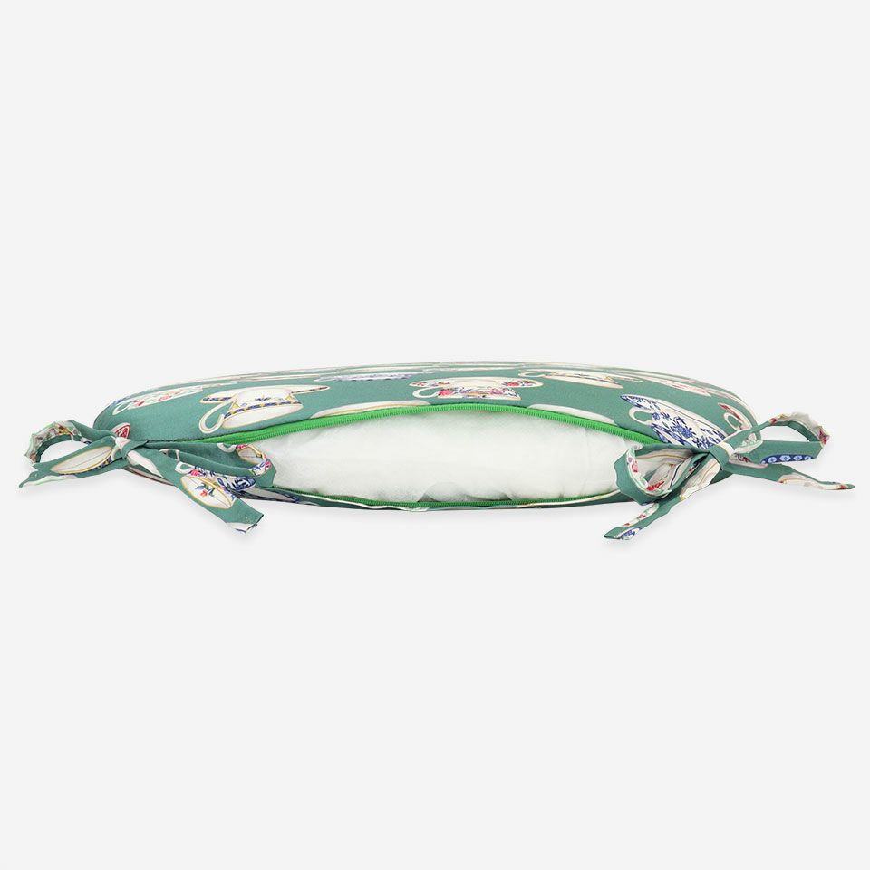 生地の色目に合わせたファスナー色を使用し、ファスナー部分に生地を片側から被せています