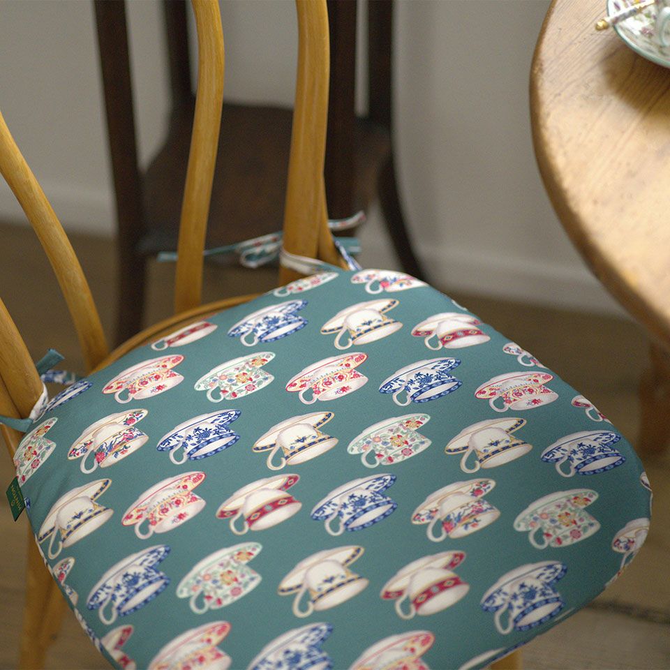 座った瞬間のひんやり感や固さを軽減し、椅子全体のクッション性を補え、やわらかな座り心地になります