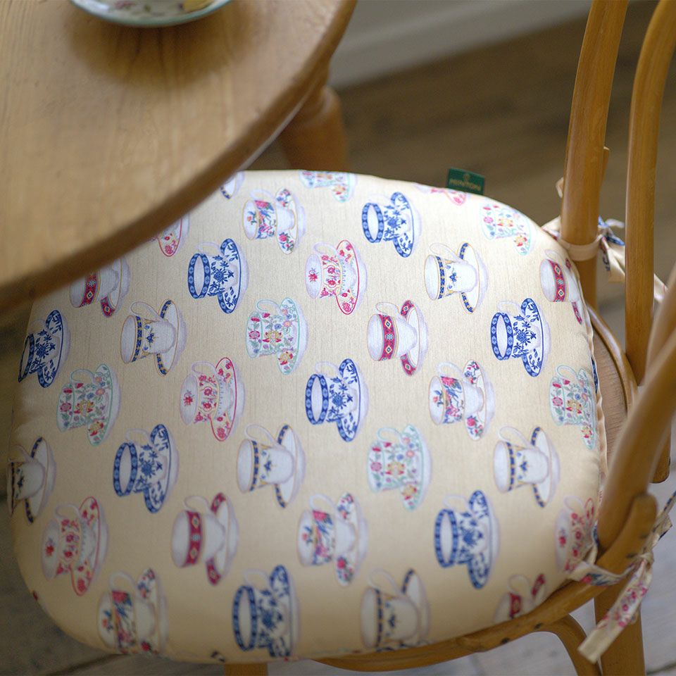 座った瞬間のひんやり感や固さを軽減し、椅子全体のクッション性を補え、やわらかな座り心地になります