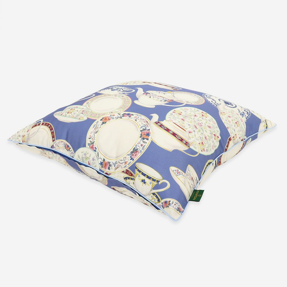 表面と裏面は共生地を使用し柄位置は一点ずつ異なります／生地の色目に合わせたパイピングをつけています