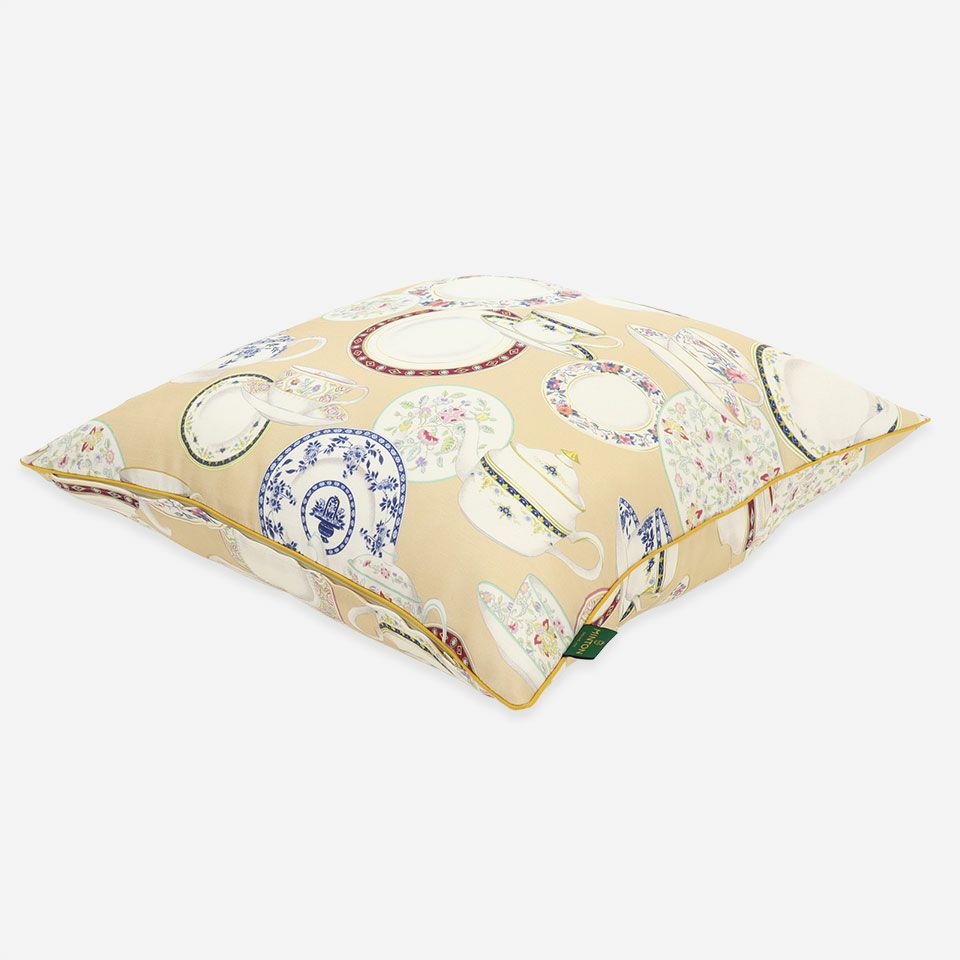 表面と裏面は共生地を使用し柄位置は一点ずつ異なります／生地の色目に合わせたパイピングをつけています