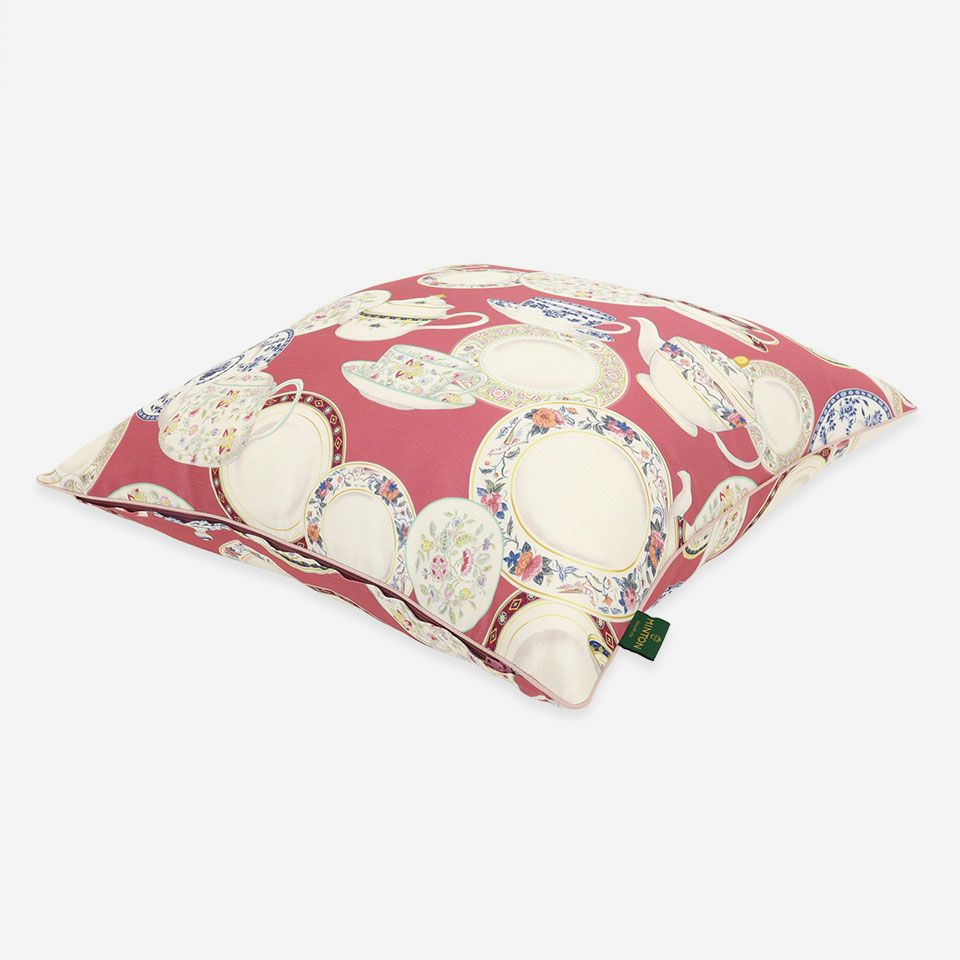 表面と裏面は共生地を使用し柄位置は一点ずつ異なります／生地の色目に合わせたパイピングをつけています