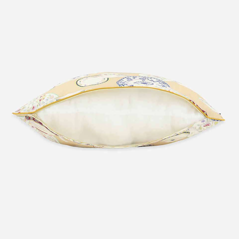 生地の色目に合わせたファスナー色を使用し、ファスナー部分に生地を片側から被せています