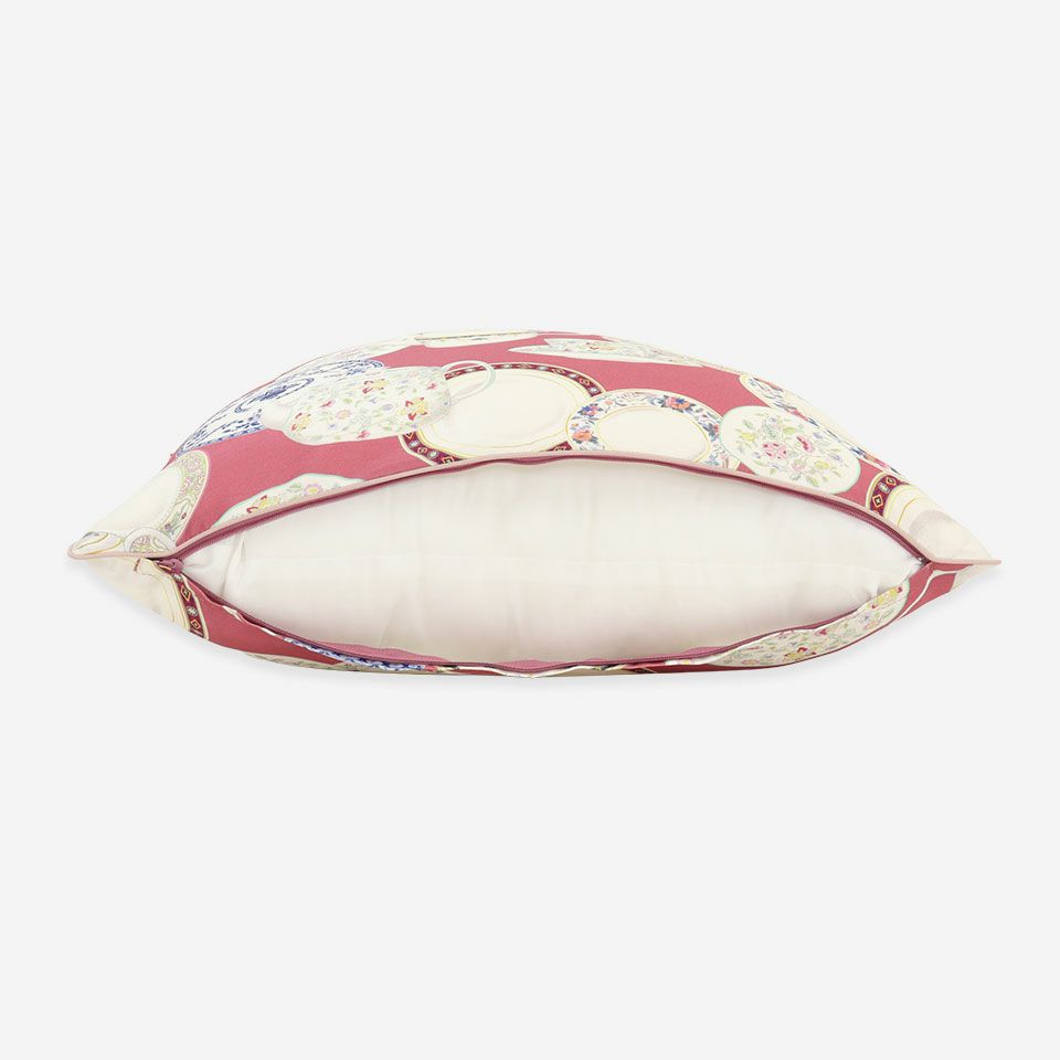 生地の色目に合わせたファスナー色を使用し、ファスナー部分に生地を片側から被せています