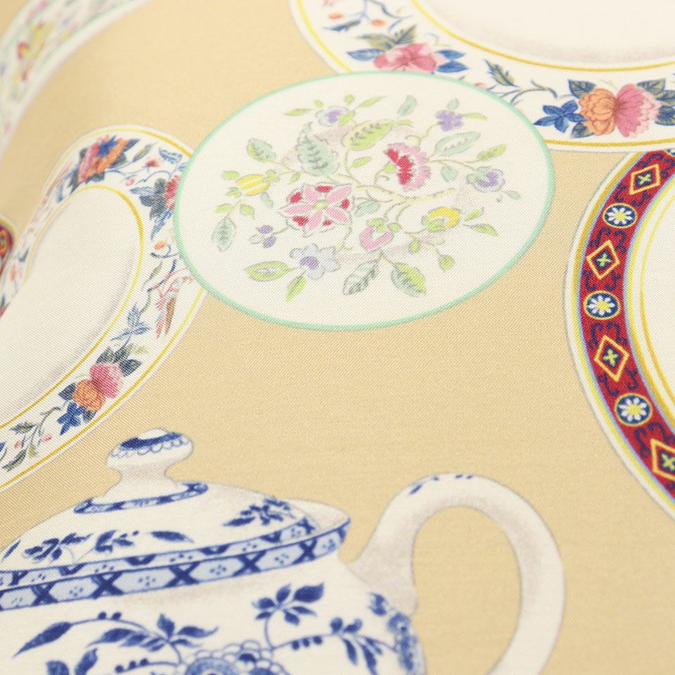 ミントンの食器カタログから抜粋したティーカップとトレー、ティーポットをモチーフとしてファブリックに落とし込んだデザインです