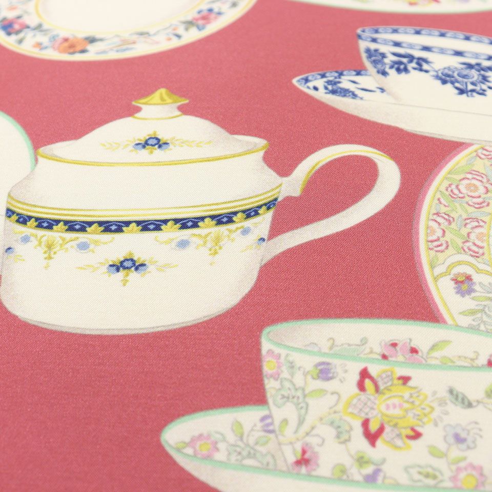 ミントンの食器カタログから抜粋したティーカップとトレー、ティーポットをモチーフとしてファブリックに落とし込んだデザインです